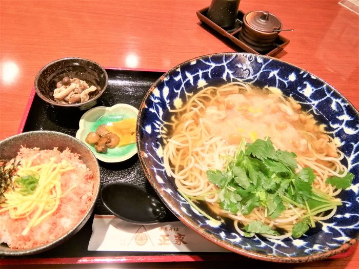 季節の温かいお蕎麦御膳