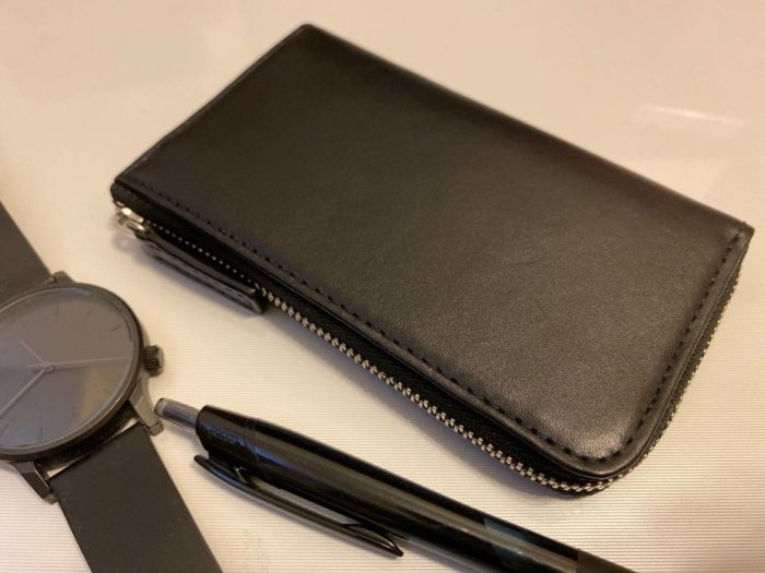 牛本革専門店「マルチウォレット ¥3,999(税別)」