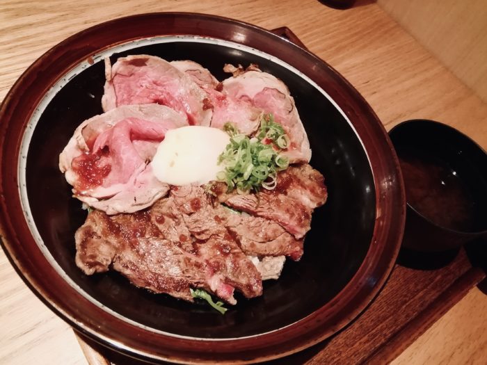 牛ステーキ&やわらかローストビーフのMIX《ハーフ&ハーフ丼ぶり》