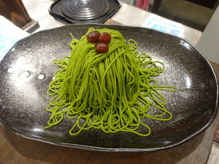 自慢の宇治抹茶で味つけしたスイーツをどうぞ