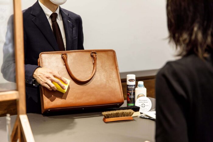 牛本革専門店「無料お磨きサービス」