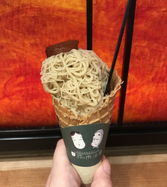 ソフトクリームの上にモンブランをトッピング✨