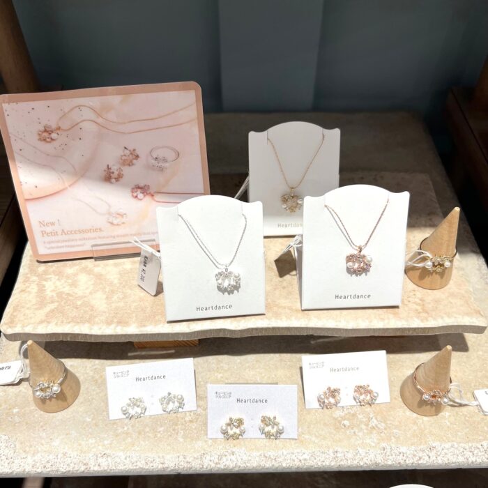 フラワーモチーフアクセサリー入荷しております🌼